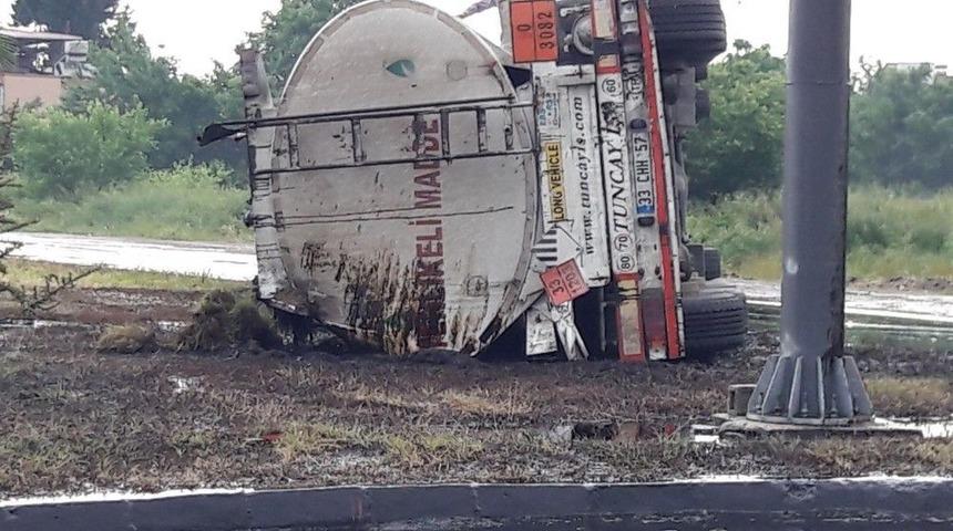 Devrilen Yakıt Tankerinin Sürücüsü Yaralandı