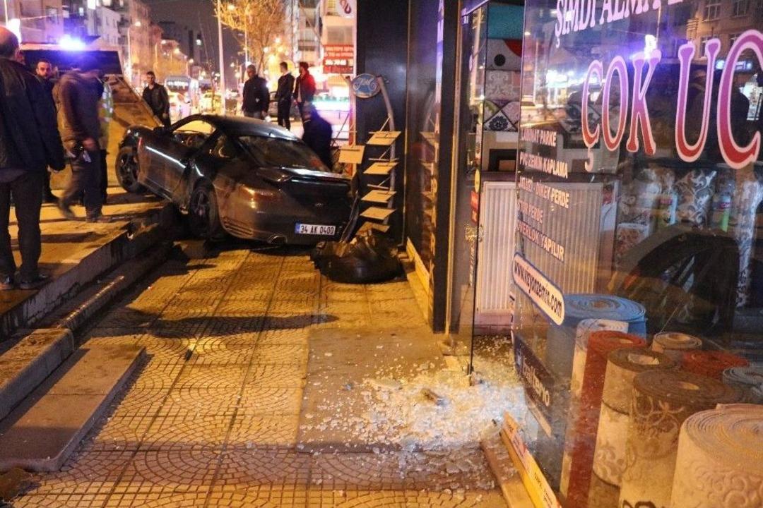 Bağdat Caddesi&rsquo;nde L&uuml;ks Otomobil D&uuml;kkana Girdi