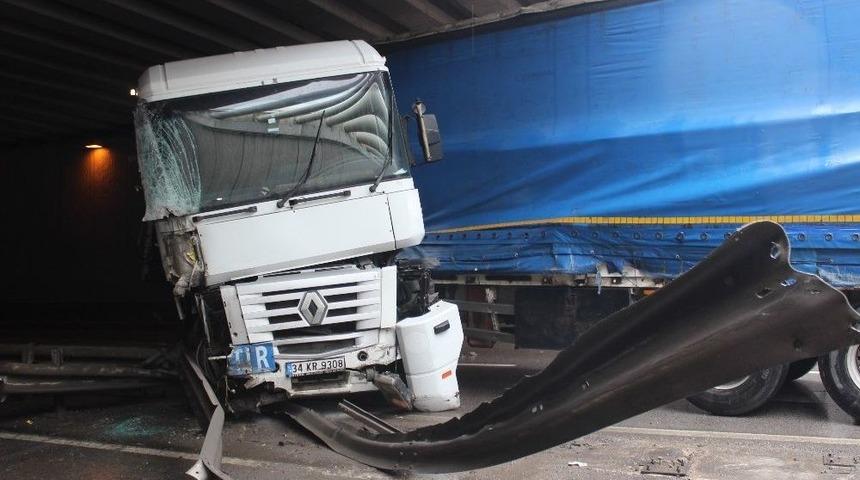 Bariyerlere Çarpan Tır Yolu Kapattı