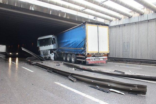 Bariyerlere Çarpan Tır Yolu Kapattı