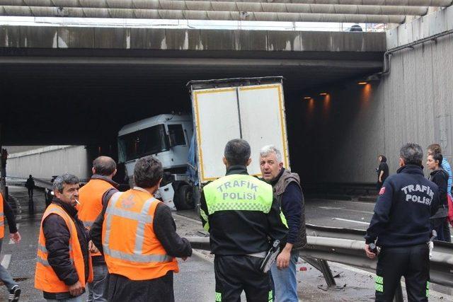 Bariyerlere Çarpan Tır Yolu Kapattı