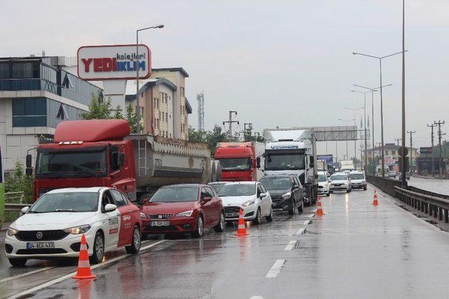 Bariyerlere Çarpan Tır Yolu Kapattı