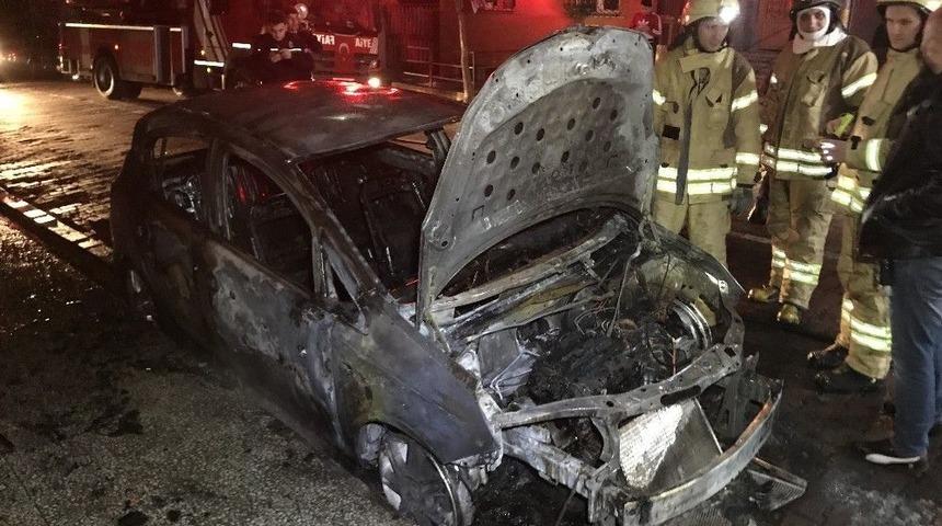 Bah&ccedil;elievler&rsquo;de Park Halindeki 2 Ara&ccedil; Alev Alev Yandı