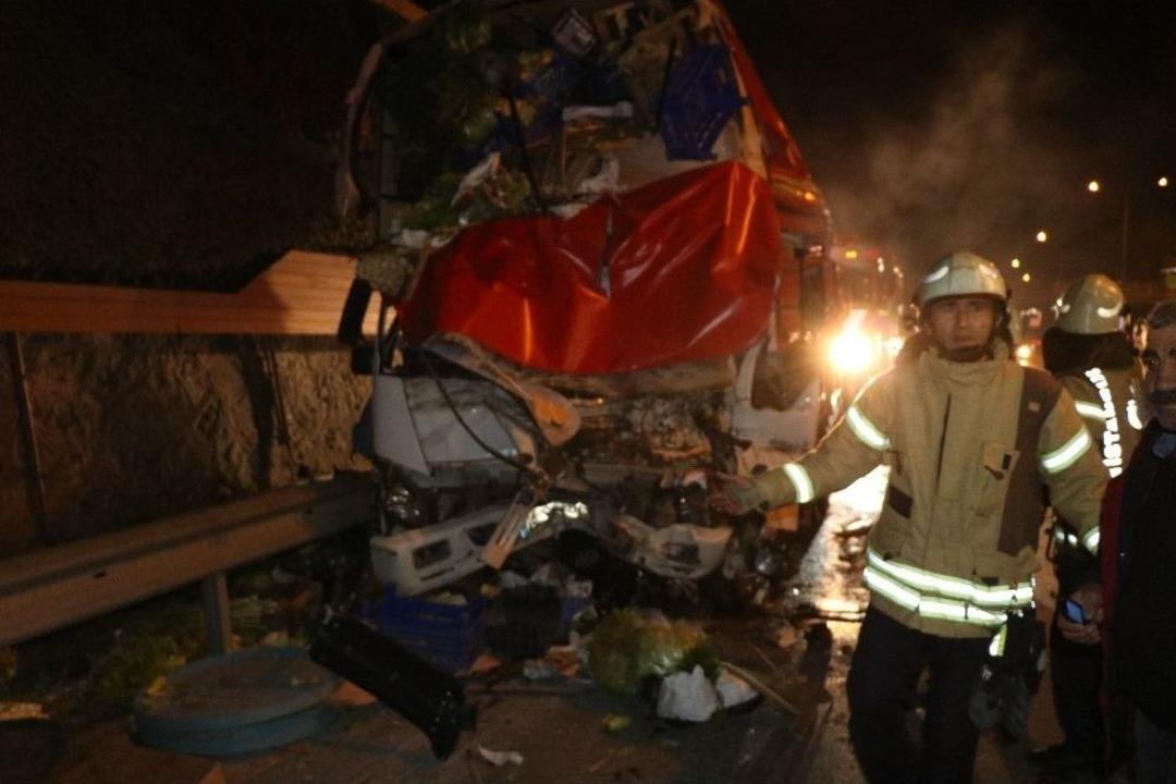 Sebze Y&uuml;kl&uuml; Kamyonet Park Halindeki Kamyona Arkadan &Ccedil;arptı: 1 &Ouml;l&uuml;