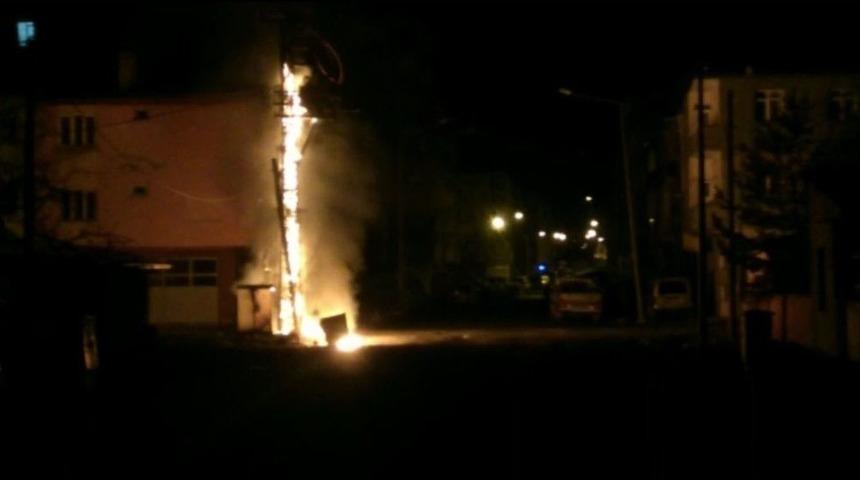 Kars&rsquo;ta, Alev Alan Trafo Bomba Gibi Patladı