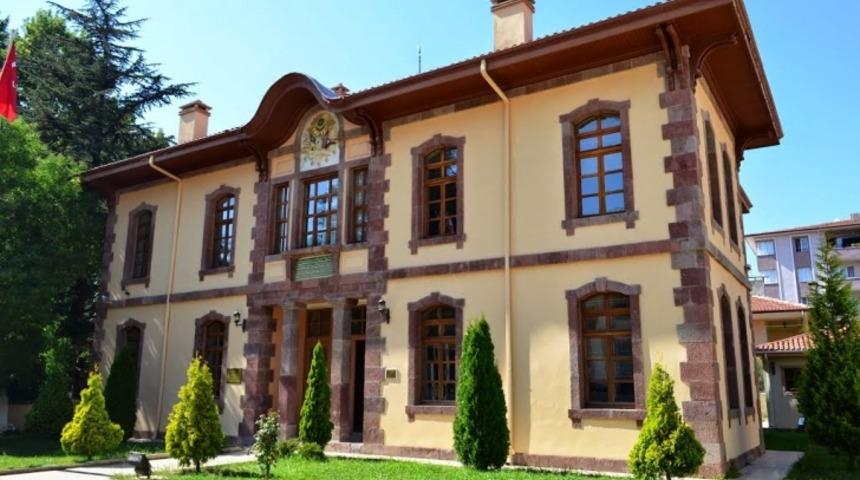 T&uuml;rkiye'nin  En İyi 16 Tarihi Okul Binası