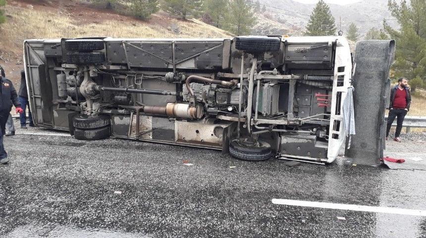 Elazığ-diyarbakır Yolunda Midib&uuml;s Devrildi: 3 &Ouml;l&uuml;, &Ccedil;ok Sayıda Yaralı