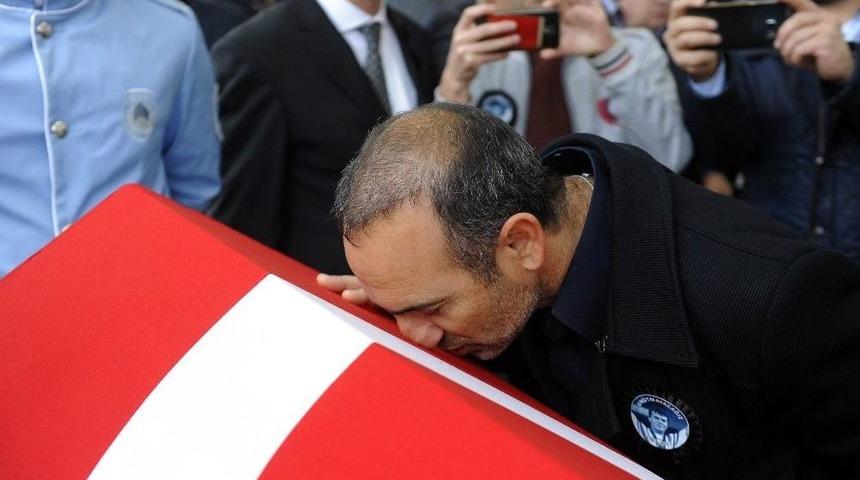 Yunan Halterci Tabutunu Öperek Rakibine Veda Etti