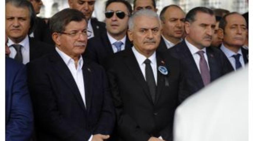 Ahmet Davutoğlu, Naim S&uuml;leymanoğlu&rsquo;nun Cenaze T&ouml;renine Katıldı