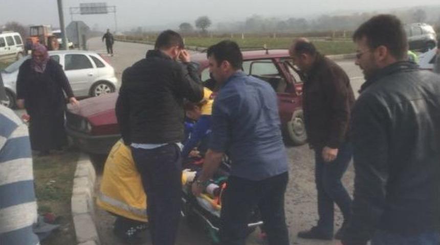 Sakarya&rsquo;da İki Otomobil &Ccedil;arpıştı: 3 Yaralı