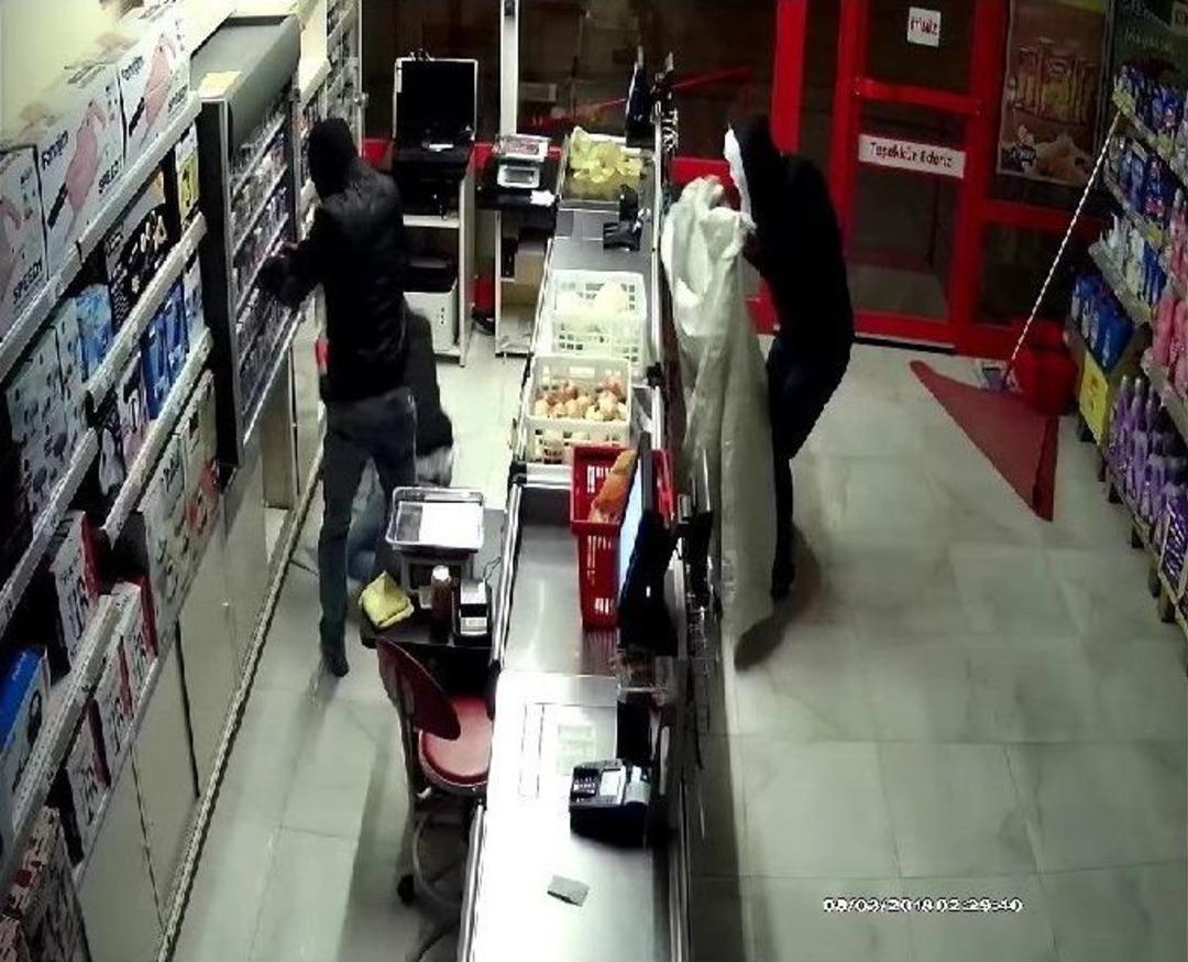 Mersin&rsquo;de 4 Hırsız Kamera G&ouml;r&uuml;nt&uuml;lerinden Belirlenerek Yakalandı