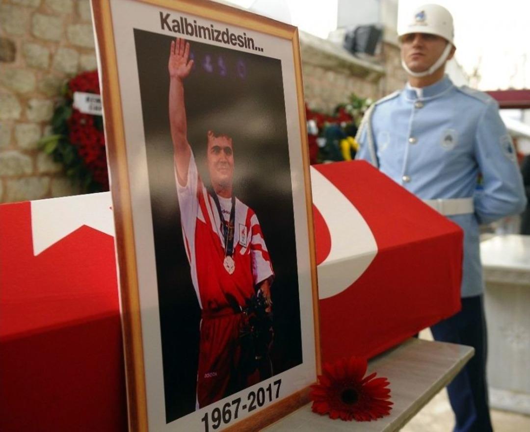 Efsane Halterci Naim S&uuml;leymanoğlu Son Yolculuğuna Uğurlanıyor
