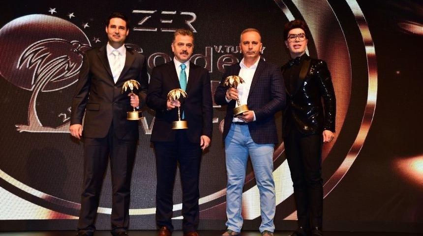 Başkan G&uuml;len&ccedil;&rsquo;e &lsquo;yılın B&uuml;rokratı&rsquo; &Ouml;d&uuml;l&uuml;