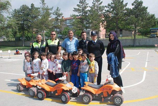 Gediz’de Miniklere Uygulamalı Trafik Eğitimi