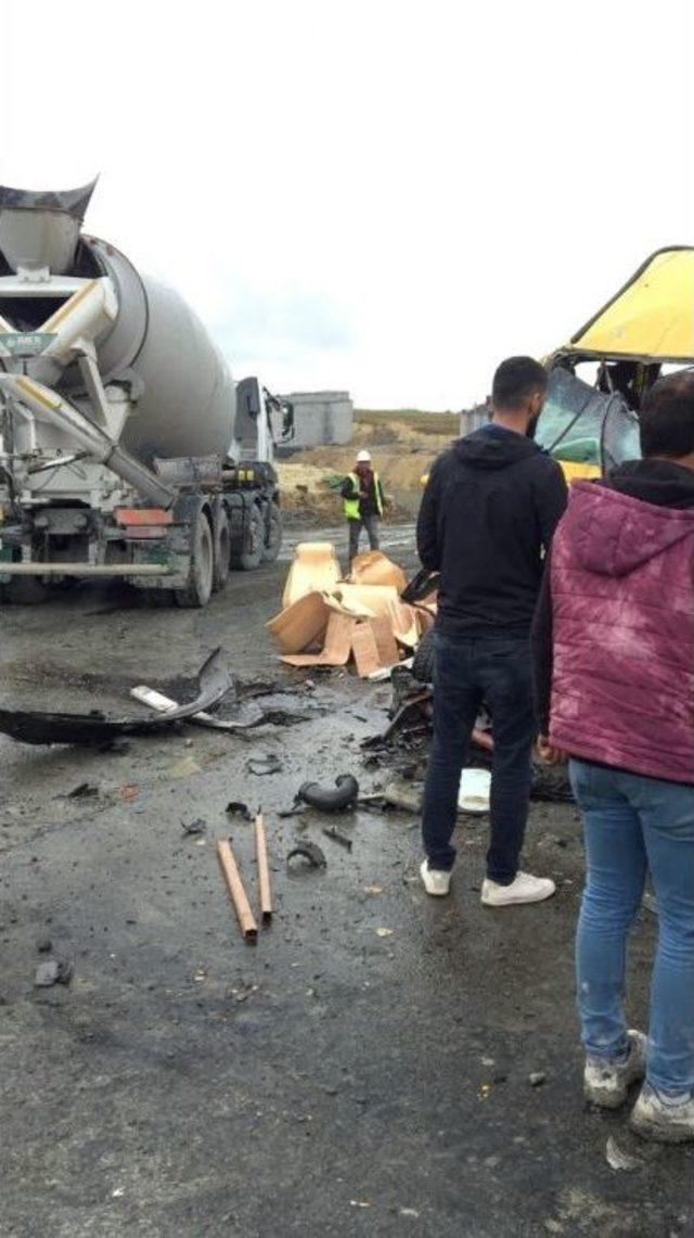 Arnavutköy’de Minibüs Beton Mikserine Arkadan Çarptı: 1 Yaralı