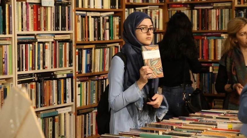 Bir Nesil Okuyarak B&uuml;y&uuml;d&uuml;