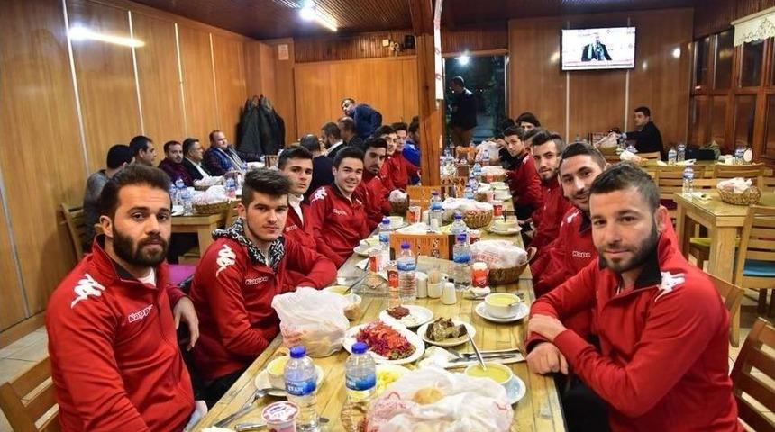 Derbi &Ouml;ncesi Başkan Yağcı&rsquo;dan Futbolculara Yemek