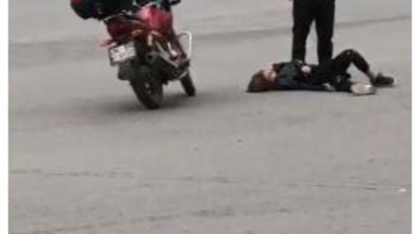 Fenalaşan Gen&ccedil; Kızın Başında Bekledi