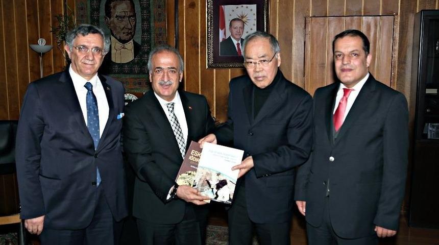 Japon Arkeolog Dr. Sachihiro Omura Rektör Çomaklı’yı Ziyaret Etti