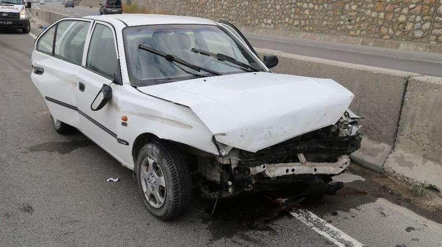 Kontrolden &Ccedil;ıkan Otomobil Bariyerlere &Ccedil;arptı: 6 Yaralı