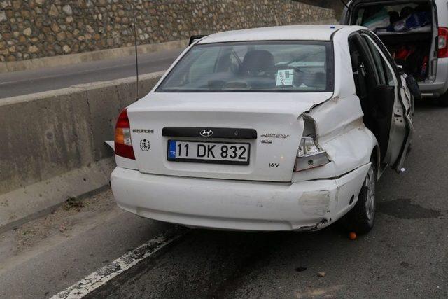 Kontrolden Çıkan Otomobil Bariyerlere Çarptı: 6 Yaralı