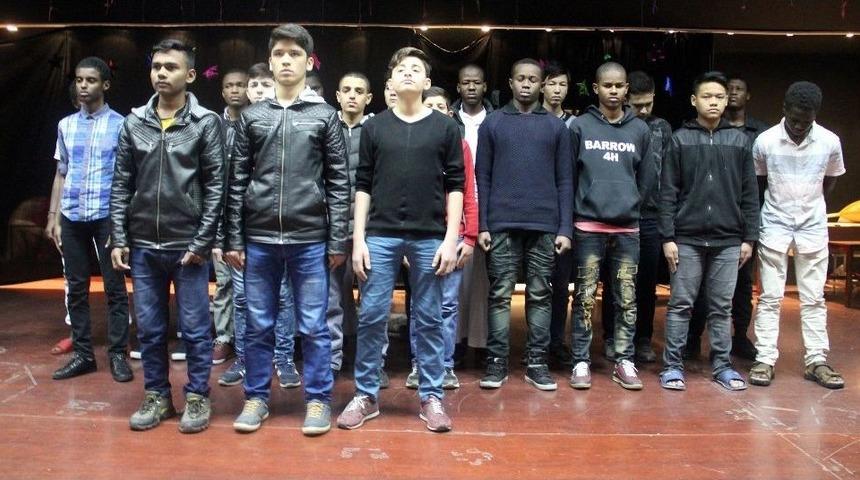 Afrikalı &Ouml;ğrencilerden &Ccedil;anakkale Şehitleri İ&ccedil;in Duygulandıran Şiir