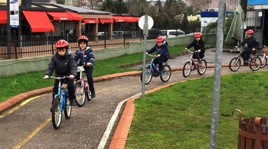 Bisikletini Alan &Ouml;ğrenciler S&uuml;rmeyi &Ouml;ğreniyor