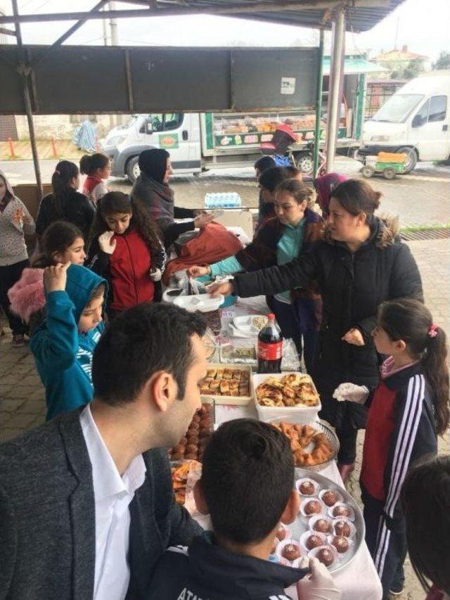 Öğrenciler, Mehmetçik Vakfı Yararına Kermes Düzenledi