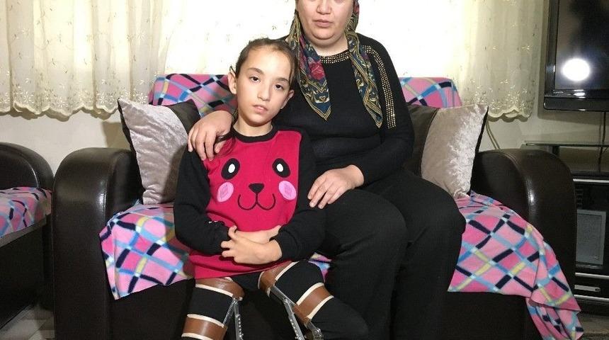 (&ouml;zel) Ayağını Sıkan Ortezi Parasızlıktan Kendi Y&ouml;ntemiyle Kullanmaya &Ccedil;alışıyor