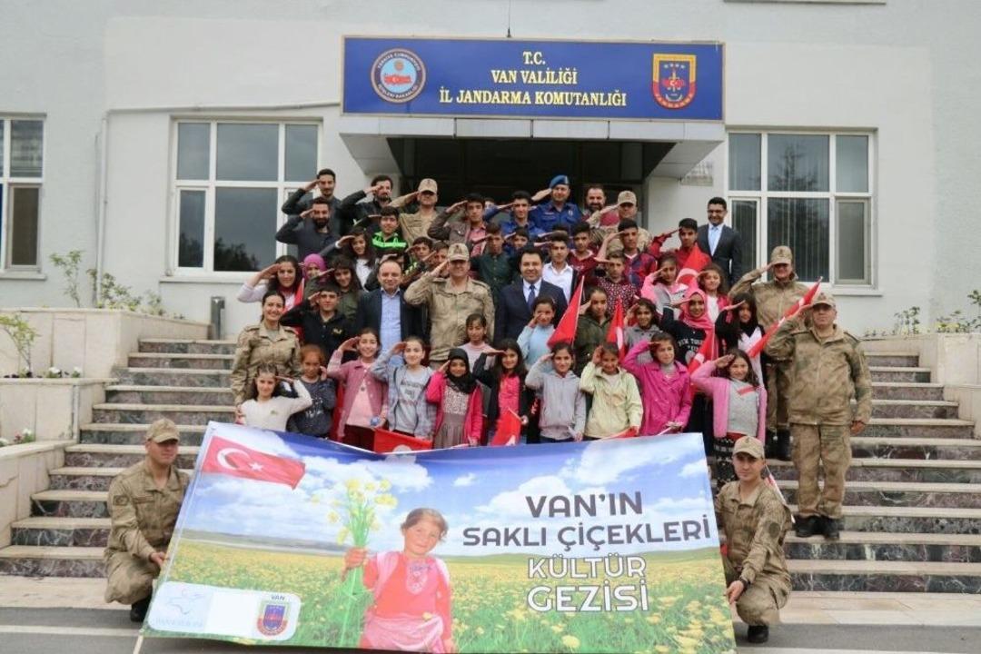 Van&rsquo;ın &lsquo;saklı &Ccedil;i&ccedil;ekleri&rsquo; Jandarmada Ağırlandı