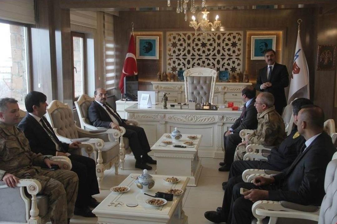 Vali Ustaoğlu&rsquo;nun Ahlat Ziyareti