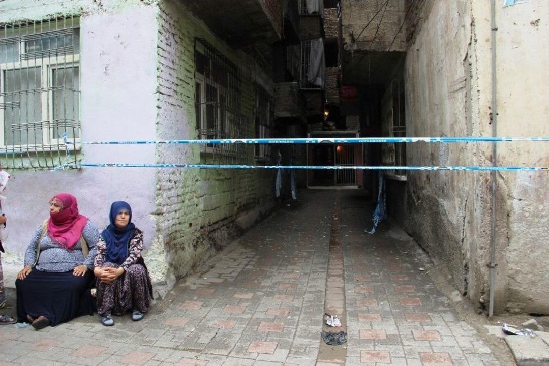 Tahliye Edilen Bina Sakinlerinin Endişeli Bekleyişi S&uuml;r&uuml;yor