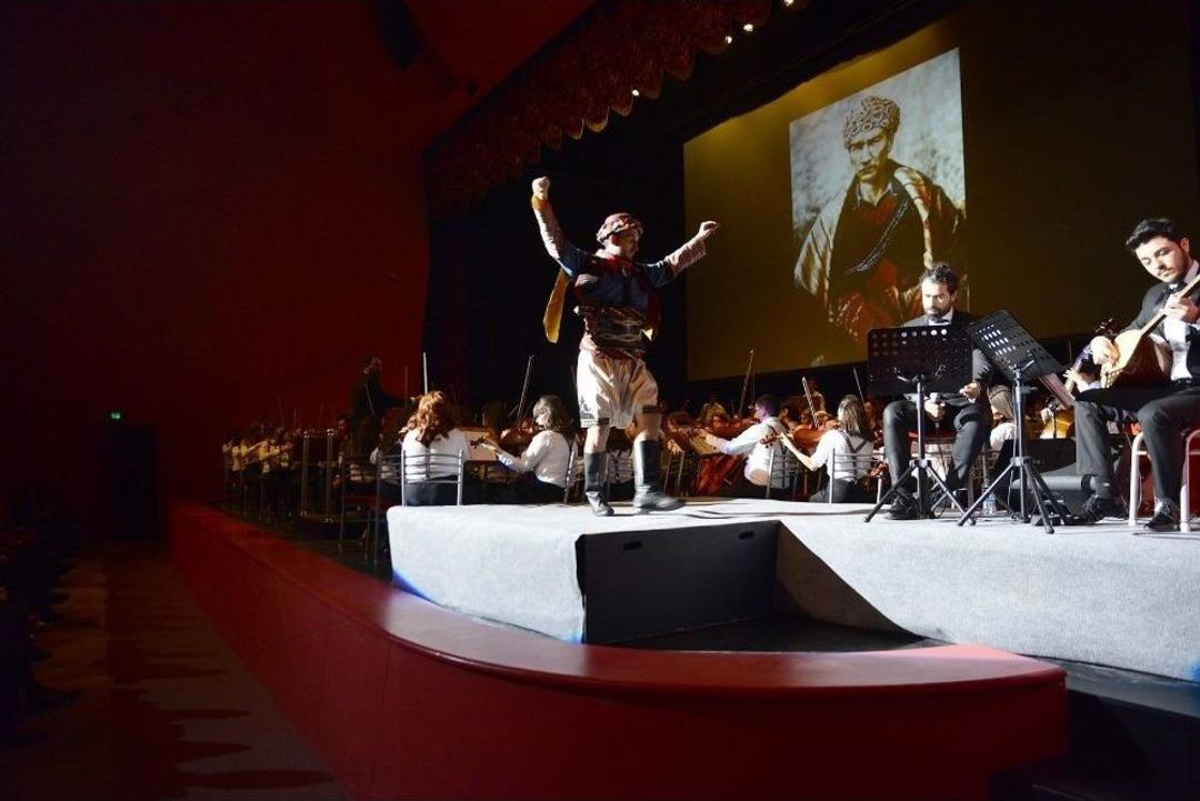 Atat&uuml;k Ve Cumhuriyet İ&ccedil;in Sahneye &Ccedil;ıktılar