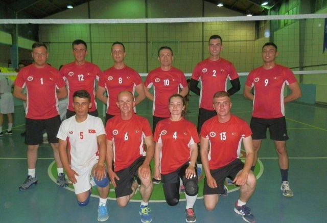 Foça’da Voleybol Turnuvasının Birincisi Jandarma Okulu