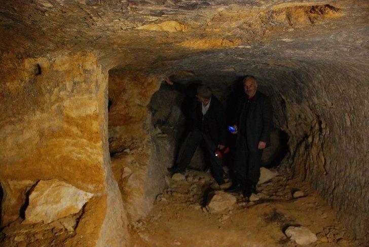 Binlerce Yıllık Yeraltı Yerleşim Yerini Defineciler Tahrip Etti G3