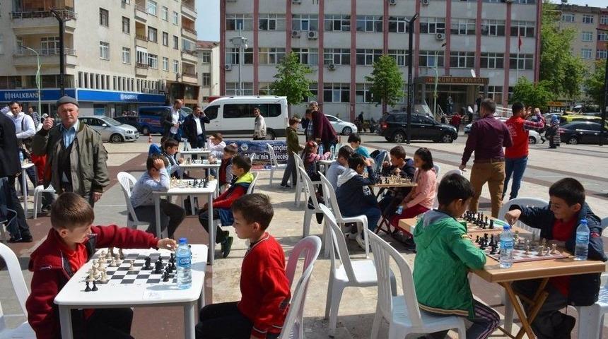 Belediyeden &Ccedil;ocuklara Satran&ccedil; Şenliği