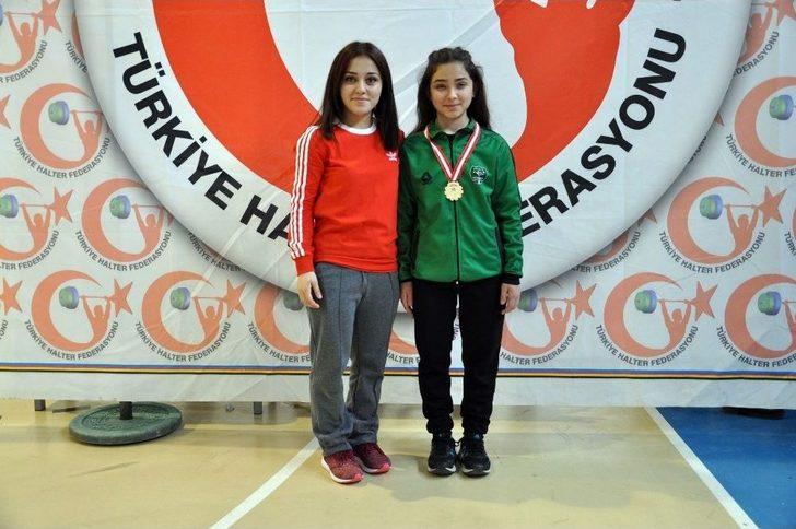 Türkiye’nin Yıldız Haltercileri Simav’da Yarışıyor G3