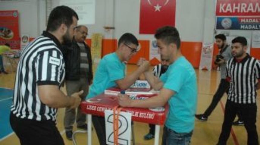 Kahramanmaraş&rsquo;ta Gen&ccedil; Erkekler Bilek G&uuml;reşi Şampiyonası