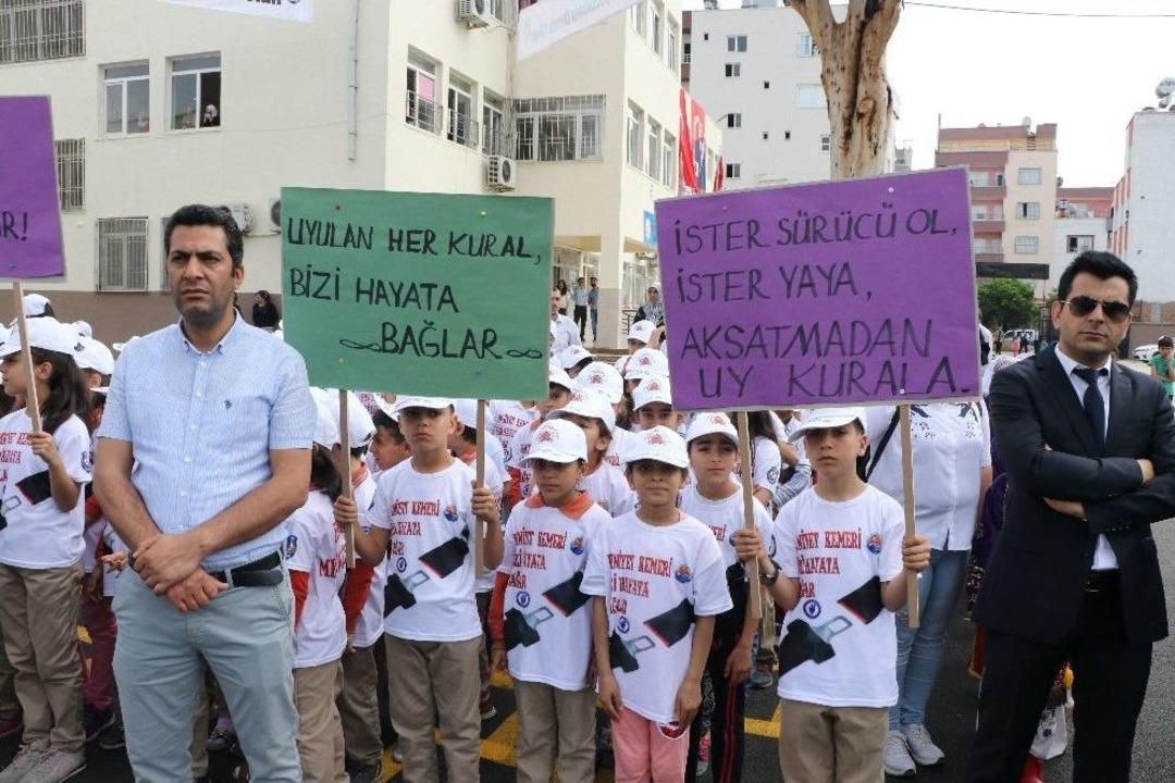 &Ccedil;ocuklar S&uuml;r&uuml;c&uuml;leri Oyunla Uyardı