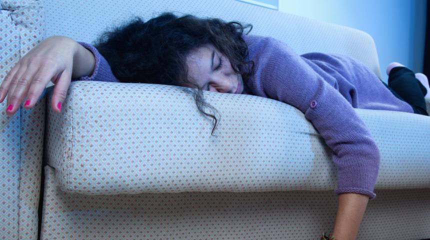 S&uuml;rekli televizyonun &ouml;n&uuml;nde uyuya mı kalıyorsunuz? 