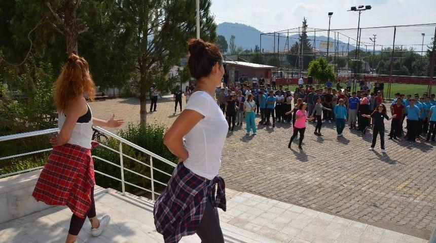 &Ouml;ğretmen Ve &Ouml;ğrencilerden &ldquo;zumba&rdquo;