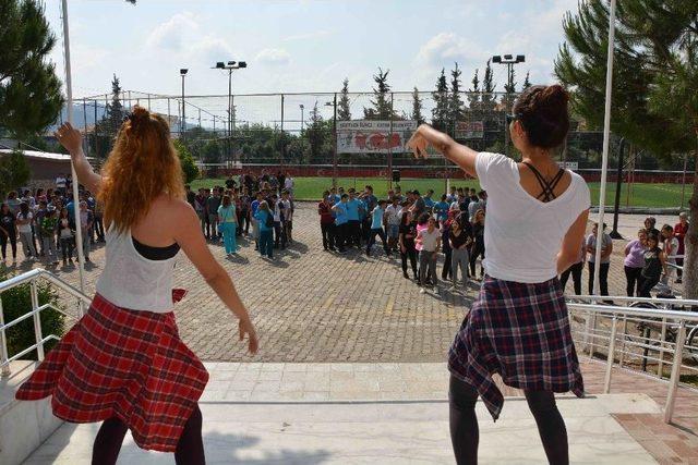 Öğretmen Ve Öğrencilerden “zumba”