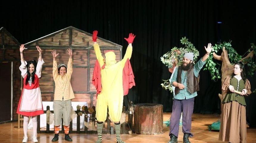 &Ccedil;ocuklar Tiyatro İle Buluştu