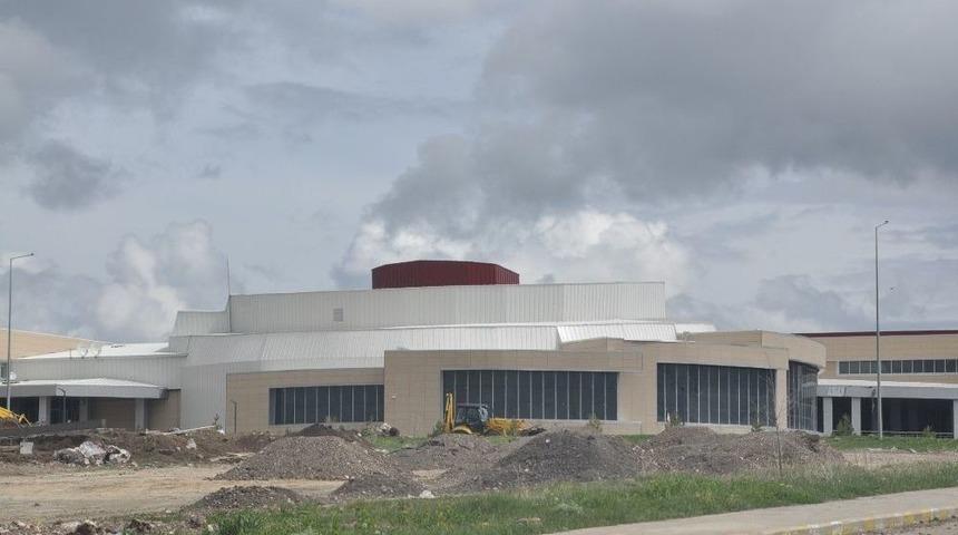 Kafkas &Uuml;niversitesi&rsquo;nin Modern Kongre Merkezi Yapımı Tamamlandı