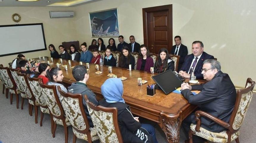 Vali Su, Dereceye Giren &Ouml;ğrencileri Kabul Etti