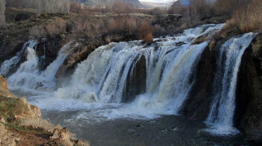 Muradiye Şelalesi’ne Turistlerden Yoğun İlgi