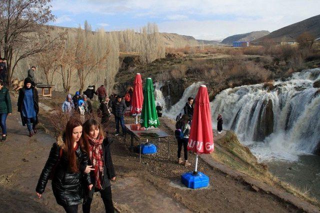 Muradiye Şelalesi’ne Turistlerden Yoğun İlgi