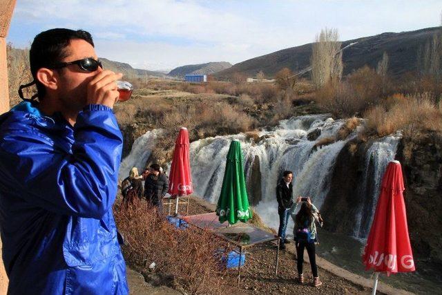 Muradiye Şelalesi’ne Turistlerden Yoğun İlgi