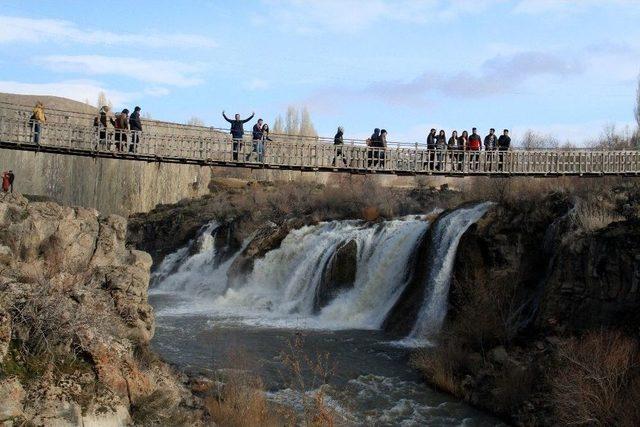 Muradiye Şelalesi’ne Turistlerden Yoğun İlgi