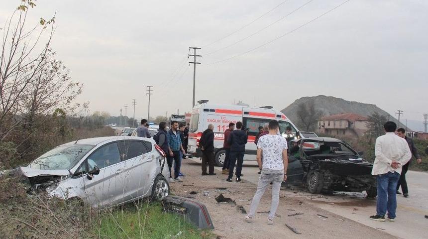 Otomobiller Kafa Kafaya &Ccedil;arpıştı: 6 Yaralı